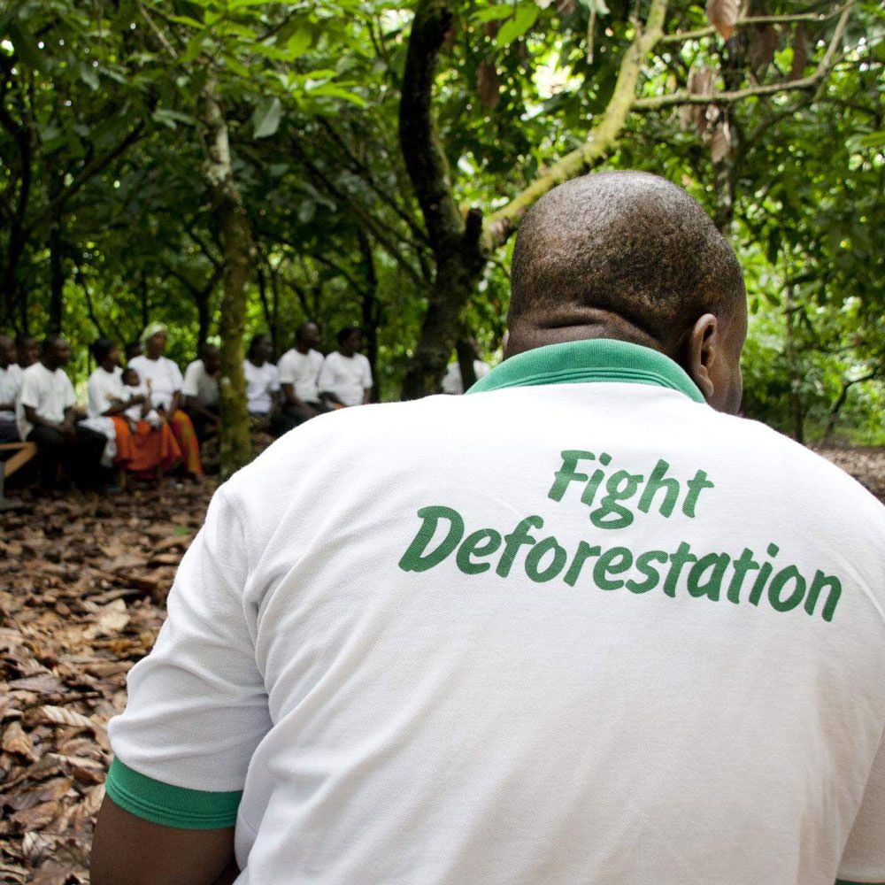 Rainforest Alliance trianer at at meeting with farmers in Ghana
